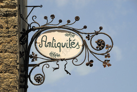 法国一家古董店的古董标志背景图片