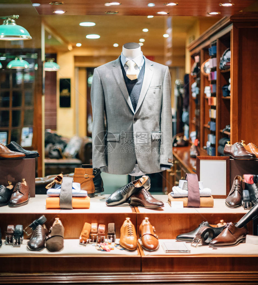 男装时店橱窗中男装裁缝店的商务衬衫腰带西装西装外套图片