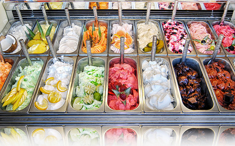 冰淇淋机在商店或冰淇淋大厅的金属浴缸中显背景