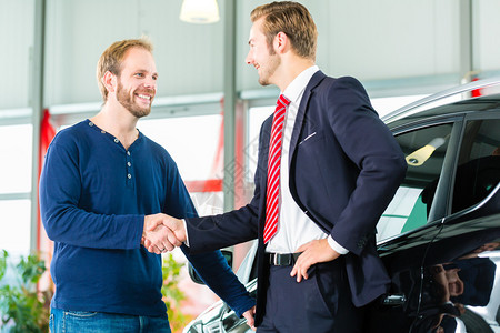 经销商或汽车销售员和经销商的客户图片