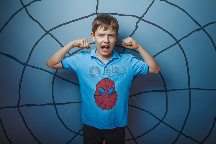 蜘蛛人超级英雄少年男孩抬起他的手臂图片