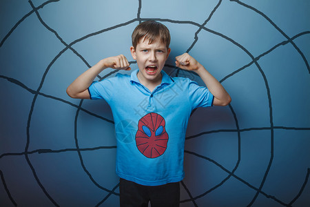 蜘蛛人超级英雄少年男孩抬起他的手臂背景图片