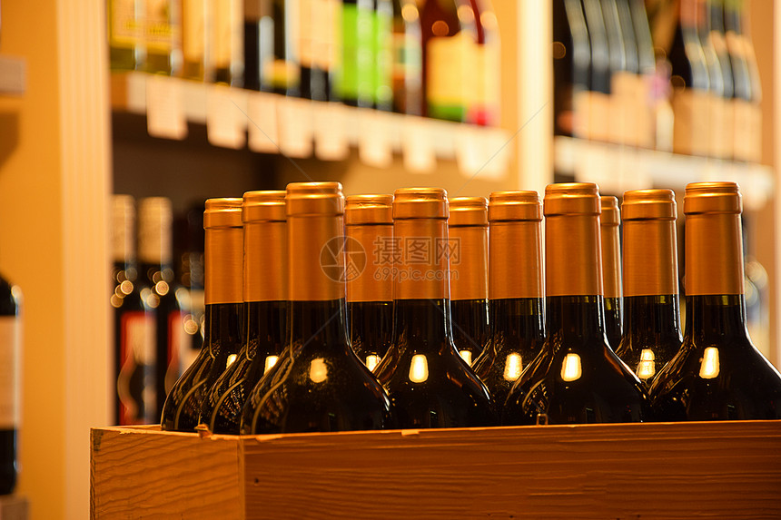 葡萄酒商店木架子上的酒瓶图片