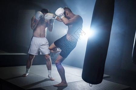 拳击手踢腿两名男子拳击图片