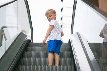 小男孩乘坐自动扶梯很危险图片
