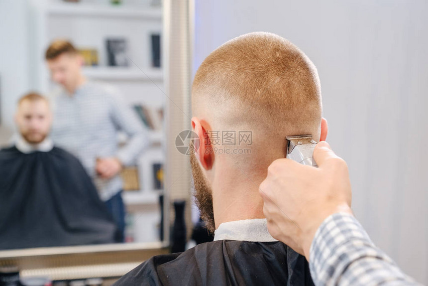 Barber用电动短片刮客户头部后视图片