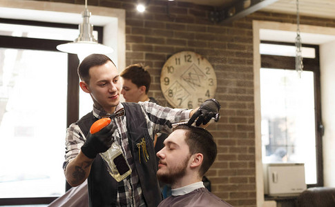 理发店的理发师和客户一起工作在男发廊图片
