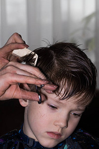 可爱小男孩被理发店理发师剪头图片