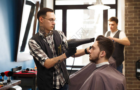 男发廊的发型理发店的理发师图片