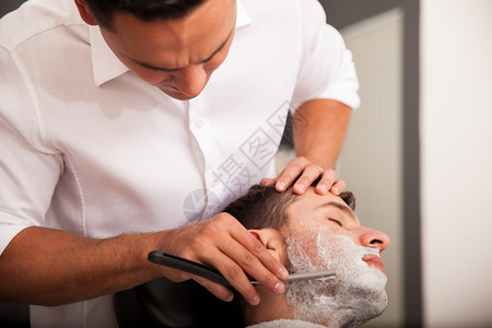 西班牙裔男子在理发店刮胡子图片