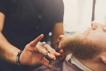 理发店的理发师造型胡须图片
