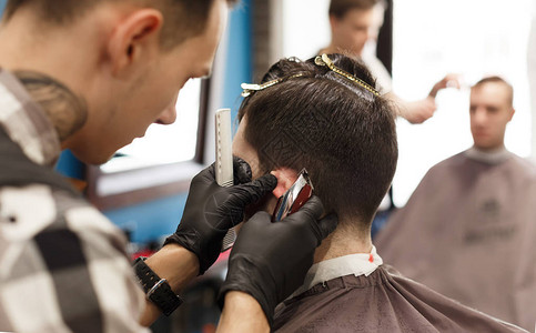 理发师在理发店做男理发图片