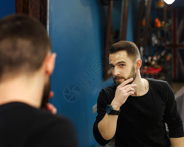 男人在理发店看发型师的发型镜子中的时尚图片
