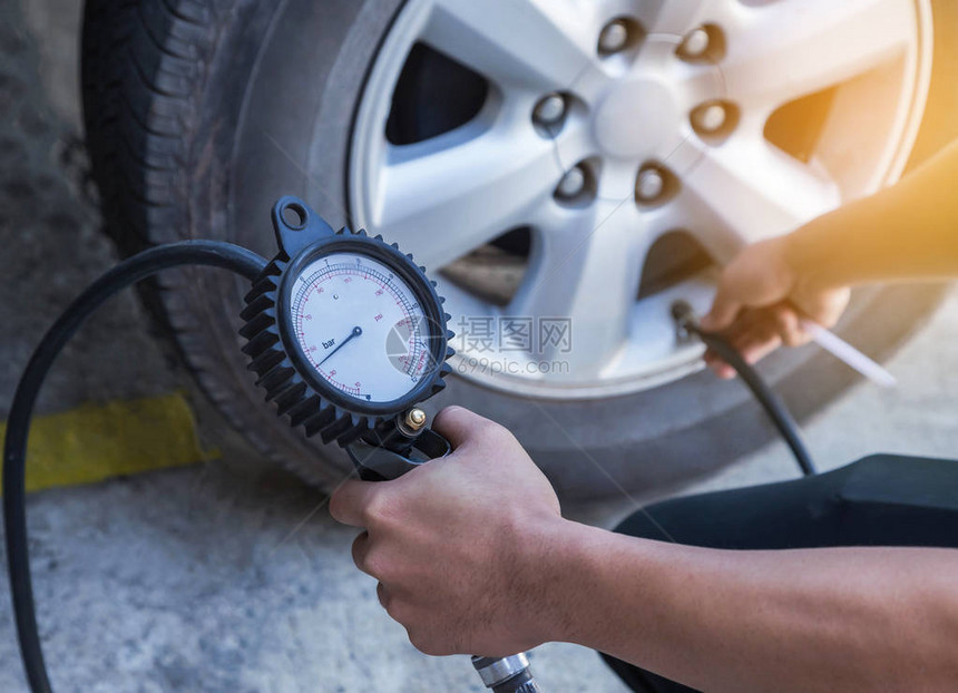 关闭机械师给轮胎充气并在服务站用表压检查气压图片