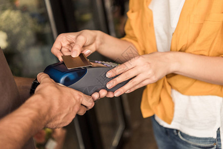花店客户通过无接触付款用信卡支付信用卡的固定图片