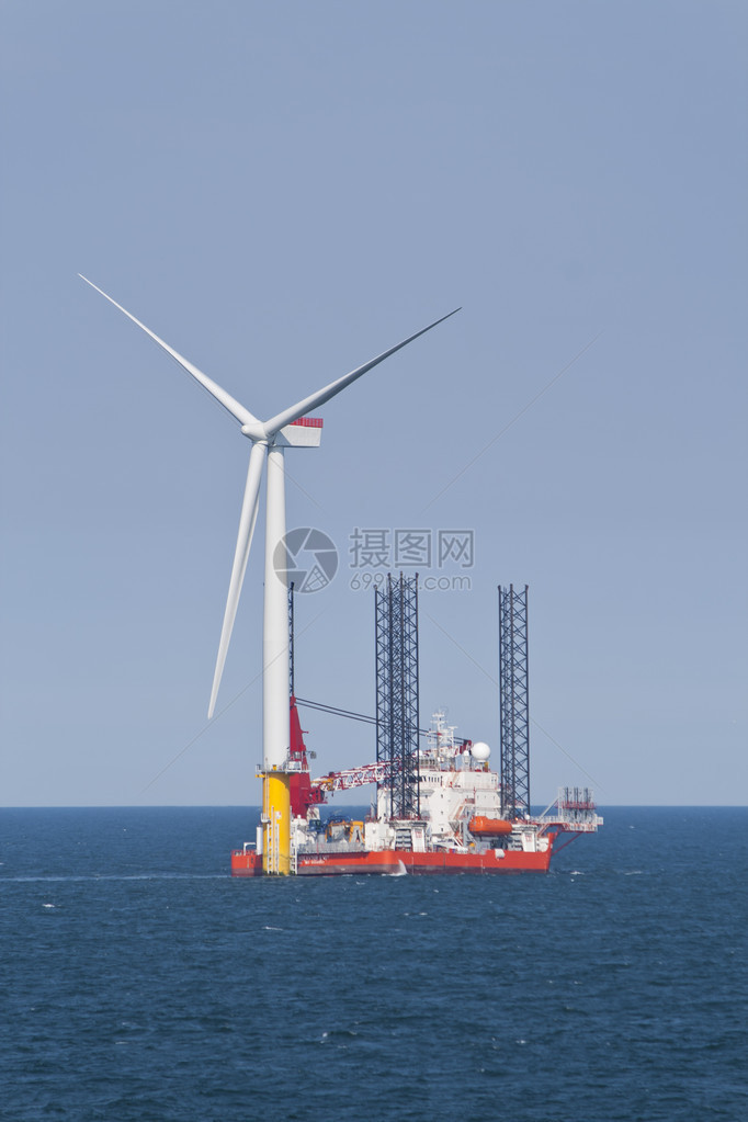 诺福克海岸外的风力涡轮机正在由图片
