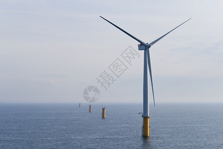 北海英国海岸外正在兴建的一个风农场的单一海图片