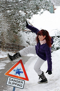 冬天的意外危险一个女人在光滑的图片