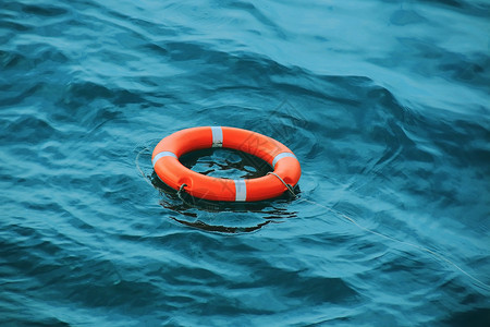 救生圈浮在水面上救人背景图片