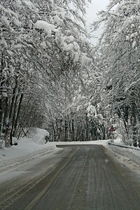 冬季危险的冰冷道路山中雪供图片