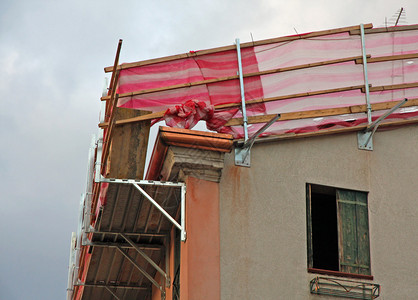 屏障在市政房维修工作期间保护屋顶图片