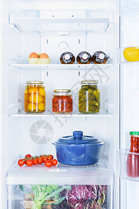 冰箱里的平底锅腌制和熟蔬菜图片