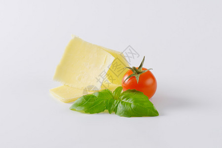 薄的帕尔马干酪樱桃番茄和罗勒片图片