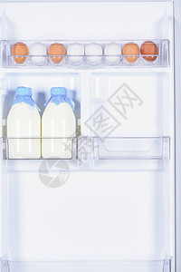 冰箱里的鸡蛋和牛奶瓶图片