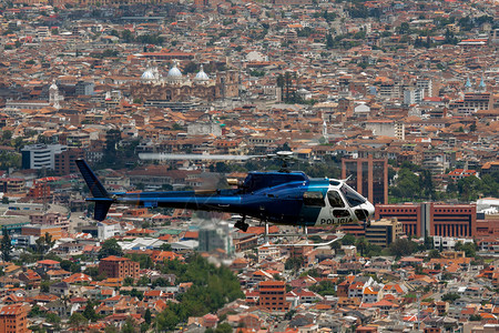 一架警用直升机飞越厄瓜多尔昆卡市图片