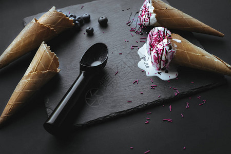 加糖的冰淇淋和威化筒中的蓝莓图片