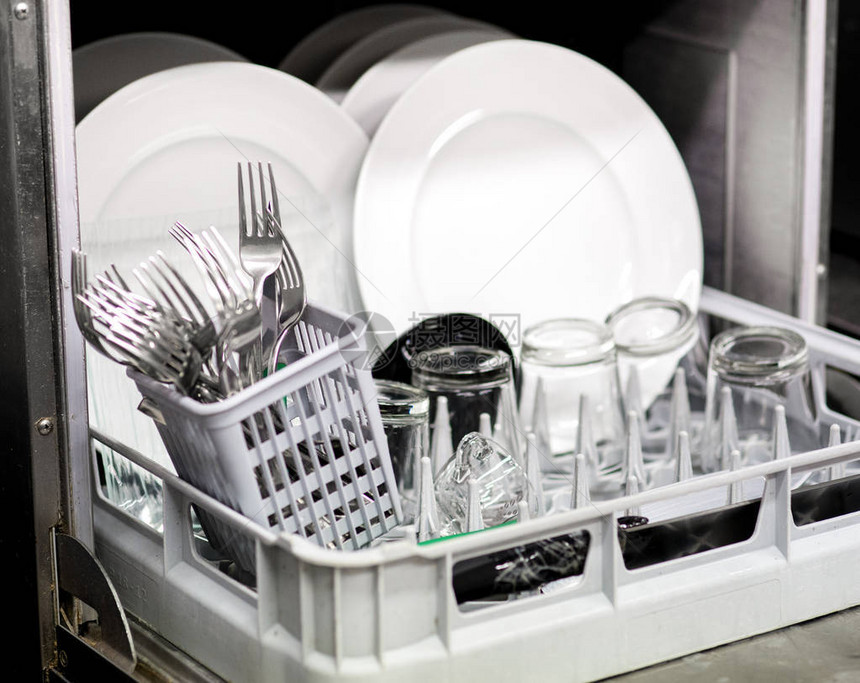 清洁通用的白色盘子眼镜和餐具图片
