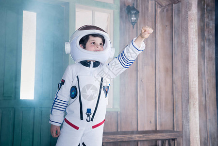 穿着宇航员服装的男孩图片