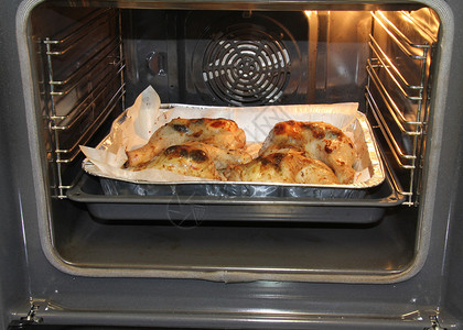 烤箱里开胃的烤鸡背景图片