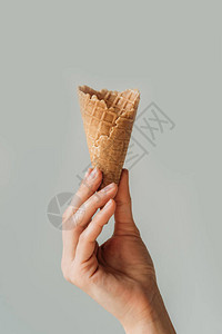 女用手握着空华夫饼冰淇淋锥子的作物形象图片