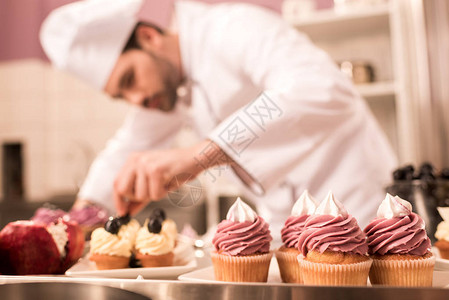 餐饮厨房装饰纸杯蛋糕的甜食背景图片