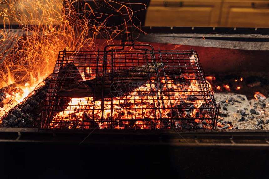 在烧烤酒吧烹饪时在bbq上近图片