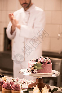 餐饮厨房的蛋糕蛋糕和美食器图片