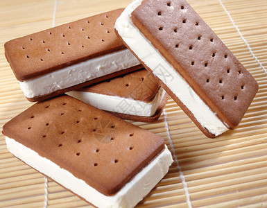 四份美味的冰冻雪糕甜点夹奶油冰淇淋夹在两个巧克图片
