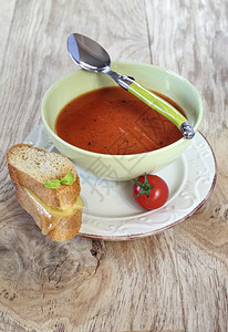 番茄奶油汤和奶酪面包片图片