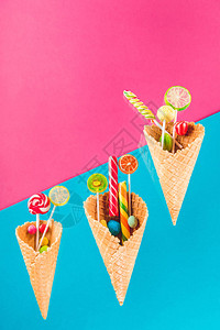与不同的美味果冻冰淇淋和棒糖的华夫饼面条图片