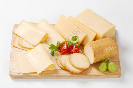木制砧板上的各种切片奶酪图片