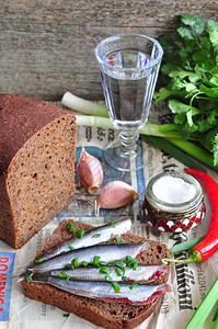 俄罗斯传统在黑麦面包上用沙丁鱼和伏特加葡萄酒图片