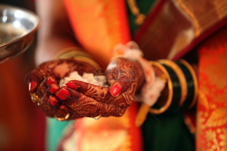 Mehendi或Henna在传统的印度教婚礼仪式期间图片