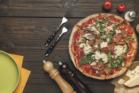 装有安排的意大利披萨餐具和木板表图片