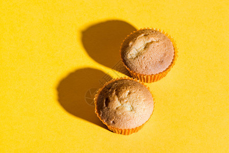 两份甜自制松饼黄色图片