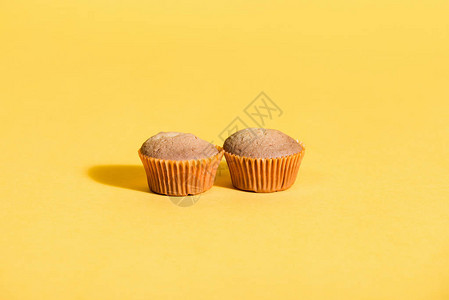 两份美味的自制松饼用黄色背景图片