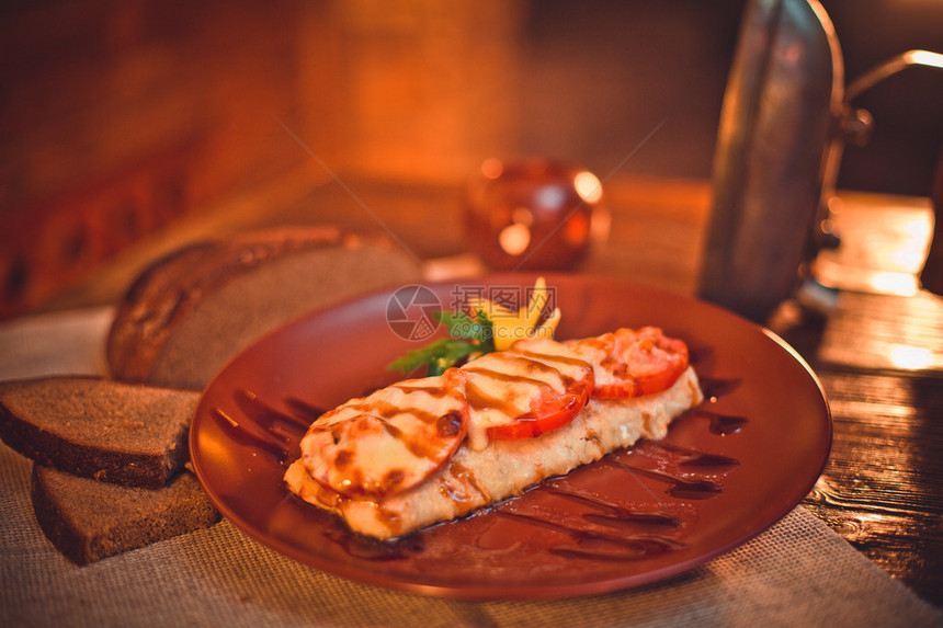 用番茄和奶酪在烤箱中烤制的鳕鱼片图片