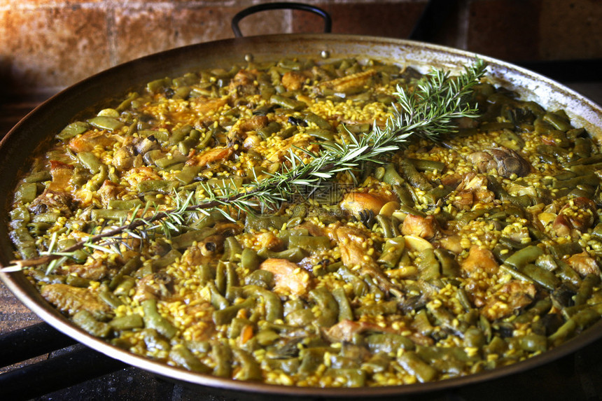 PaellaPan鸡肉和野兔肉图片