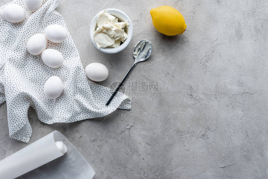 用柠檬酸奶油和生鸡蛋放在平地上图片