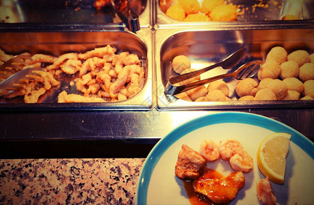 餐盘和古董效应的亚西餐馆内多吃炸食品和虾背景图片